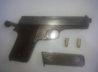 Confiscating native cotton with two live cartridges | दोन जिवंत काडतुसांसह देशी कट्टा जप्त