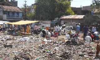 Exhausted Sunday Market! | चक्क कचर्‍यात भरतोय रविवारचा बाजार!