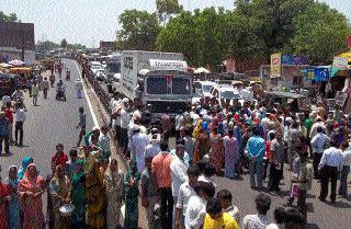 Stop the women's path to water in Badanapur | बदनापुरात पाण्यासाठी महिलांचा रास्ता रोको Stop the women's path to water in Badanapur | बदनापुरात पाण्यासाठी महिलांचा रास्ता रोको