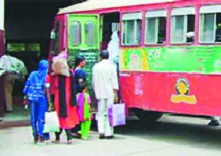 Hingoli preparations for the anniversary program | वर्धापन कार्यक्रमासाठी हिंगोली आगारात तयारी