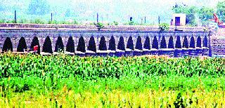 British tourist attraction of Ujani | उजनीतील ब्रिटिशकालीन रेल्वे पुलाचे आकर्षण