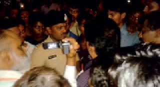 The controversial photograph of Facebook tension | फेसबुकवरील आक्षेपार्ह छायाचित्राने तणाव The controversial photograph of Facebook tension | फेसबुकवरील आक्षेपार्ह छायाचित्राने तणाव