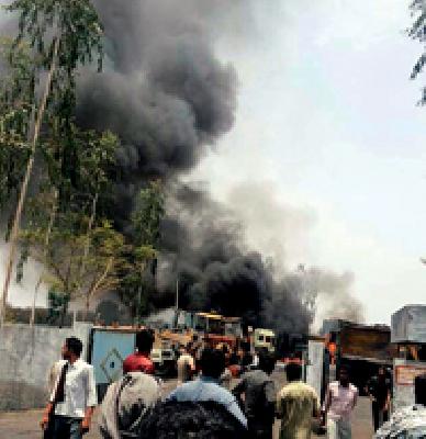 The fire of the transport workshop | ट्रान्सपोर्टच्या वर्कशॉपला आग