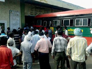 Just entered the bus terminal in the bus station | बसस्थानकातील प्रवासी आवारात बस शिरली Just entered the bus terminal in the bus station | बसस्थानकातील प्रवासी आवारात बस शिरली