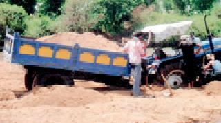 Illegal excavation of sand on the Pipterola-Bamhani river valley | पिपरटोला-बाम्हणी नदी घाटावर रेतीचे अवैध उत्खनन