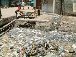 Nalaseefa garbage outside the Nallah | नालेसफाईतील कचरा नाल्याबाहेरच