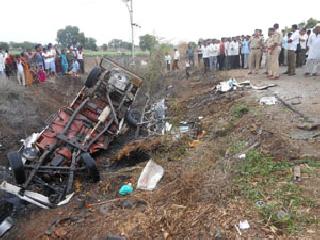 16 killed in accident in Gulburg | गुलबर्ग्यानजीक अपघातात १६ ठार