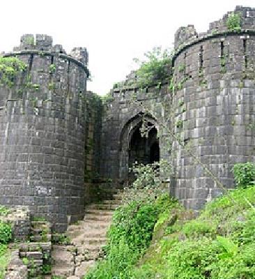 Sinhagad painted fierce battles ..! | सिंहगडावर रंगला तलवारबाजीचा थरार..!