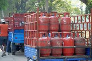 Non-subsidized LPG cylinders are priced at Rs 23.5 crores | विनाअनुदानित गॅस सिलिंडर 23.5क् रुपयांनी स्वस्त