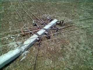 Windy Strike; Many villages are in the dark | वादळी वार्‍याचा तडाखा ; अनेक गावे अंधारात