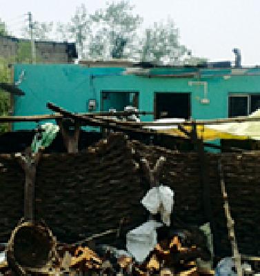 The storm hit 200 feet | वादळात इसम २00 फूट उडाला