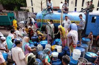 Five lakh people water tankers | पाच लाख नागरिकांना टँकरने पाणी