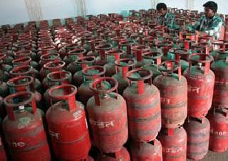 Modi's rein to gas price hike | गॅस दरवाढीला मोदींचा लगाम