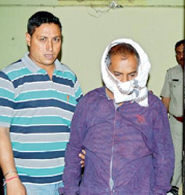 Dalalas arrested in the railway station | रेल्वेस्थानकावर दलालास अटक Dalalas arrested in the railway station | रेल्वेस्थानकावर दलालास अटक