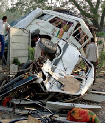 The truck crumbled the world | ट्रकने चिरडला संसार