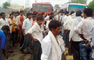 Stop the way for farmers in Arni | आर्णी येथे शेतकर्यांचा रास्ता रोको Stop the way for farmers in Arni | आर्णी येथे शेतकर्यांचा रास्ता रोको