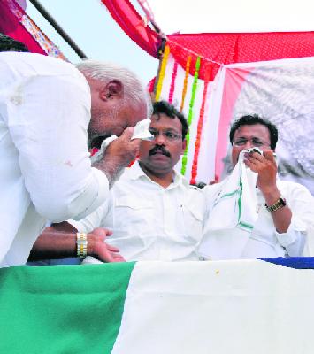 The leaders also cried like a mother for fatherhood! | पितृतुल्य मुंडेंसाठी नेतेही लेकरांसारखे रडले..!