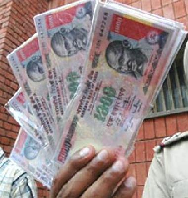 Three arrested with counterfeit notes | बनावट नोटांसह तिघांना अटक