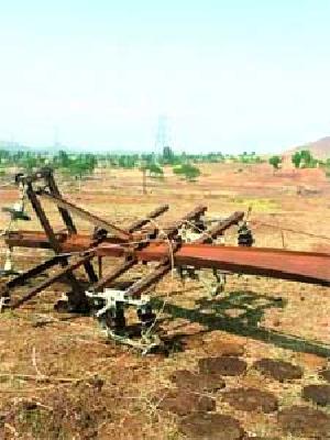 Hundreds of electric pillars rumble | शेकडो विद्युत खांब जमीनदोस्त