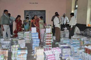 Student's booksbooks came; Start distribution at school level | विद्यार्थ्यांची पाठय़पुस्तके आली; शाळा स्तरावर वाटप सुरू