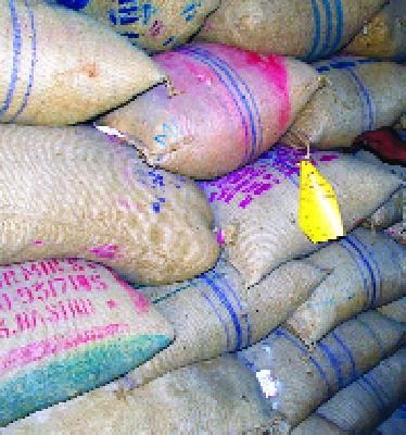 Thousands of quintals open on the grain | हजारो क्विंटल धान्य उघड्यावर