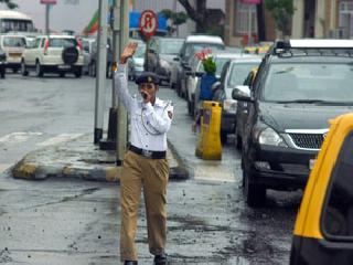 Punei Trafficop Basan | पुणोरी ‘ट्रॅफिकॉप’ बासनात