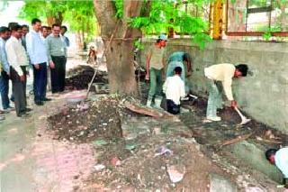 Finally, CIDCOOT NALSHAWA started | ...अखेर सिडकोत नालेसफाई सुरू