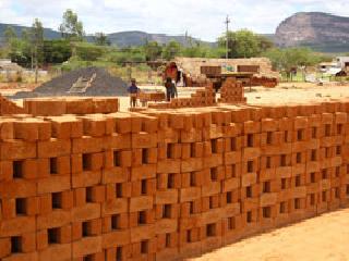 Due to the slowdown in the construction sector, the brick business has become homey | बांधकाम क्षेत्रातील मंदीमुळे वीट व्यवसायाला घरघर