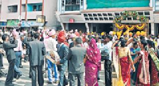 When will the discipline be disciplined? | वरातींना शिस्त कधी लागणार? When will the discipline be disciplined? | वरातींना शिस्त कधी लागणार?