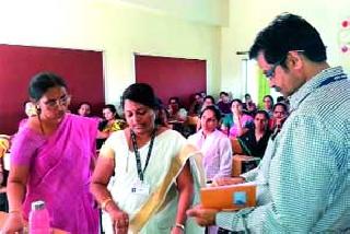 Thousand teachers participate in reconsideration course training | हजार शिक्षकांचा पुनर्रचित अभ्यासक्रम प्रशिक्षणात सहभाग Thousand teachers participate in reconsideration course training | हजार शिक्षकांचा पुनर्रचित अभ्यासक्रम प्रशिक्षणात सहभाग