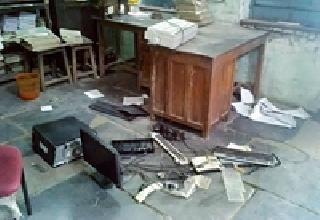 Disrupted office in Wardhaganj post office | वर्धागंज डाक कार्यालयात तोडफोड