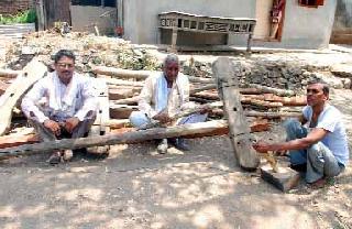 Iron is used instead of wood for agricultural implements | शेती औजारांसाठी लाकडाऐवजी लोखंडाचा वापर Iron is used instead of wood for agricultural implements | शेती औजारांसाठी लाकडाऐवजी लोखंडाचा वापर