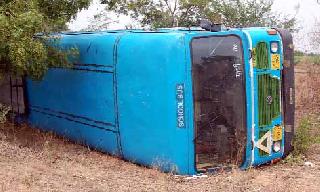 Just collapsed in the pit | बस खड्ड्यात कोसळली