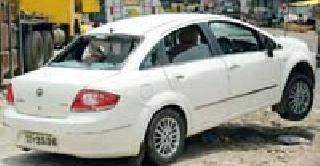 Uncontrolled car rack on Orange Market Road | संत्रा मार्केट रोडवर अनियंत्रित कारचा धुमाकूळ