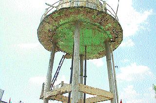 Negligence of two water-weeds in collapse | कोसळण्याच्या बेतातील दोन जलकुंभांकडे दुर्लक्ष Negligence of two water-weeds in collapse | कोसळण्याच्या बेतातील दोन जलकुंभांकडे दुर्लक्ष