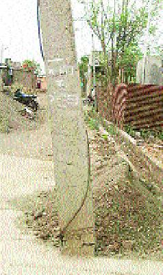 Electric pillar base on the pillar ..! | विजेच्या खांबाला दोरीचा आधार..!