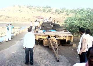 A narrow bolt from the narrow bridge | अरुंद पुलावरुन दुचाकी पडली