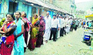 Vitthal dhar Warkaris rush | विठ्ठलाच्या दारी वारकऱ्यांची गर्दी