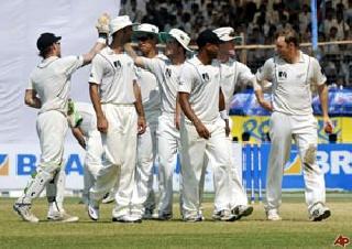 Kiwi grip on the West Indies | किवींची विंडीजवर पकड