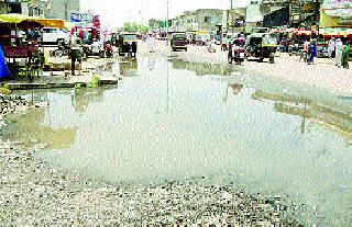The nature of a pond in main streets of Majalgaon | माजलगावातील मुख्य रस्त्यांना तलावाचे स्वरुप The nature of a pond in main streets of Majalgaon | माजलगावातील मुख्य रस्त्यांना तलावाचे स्वरुप