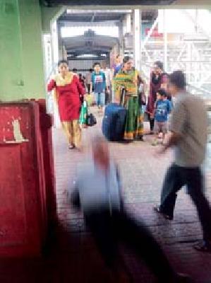 Migrants from Rampage Falling | रॅम्पवरून घसरून पडताहेत प्रवासी