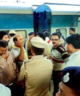 Thieves robbed in Trivandrum-Korba Express | त्रिवेंद्रम-कोरबा एक्स्प्रेसमध्ये चोरट्यांची लुटमार Thieves robbed in Trivandrum-Korba Express | त्रिवेंद्रम-कोरबा एक्स्प्रेसमध्ये चोरट्यांची लुटमार