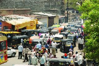 Unpaid passenger vehicles blocked the Chakur road | अवैैध प्रवासी वाहनांनी चाकूरच्या रस्त्यावर कोंडी