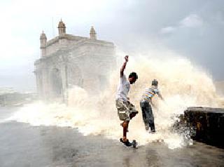 The streets covered by the waves! | लाटांनी व्यापला रस्ता!