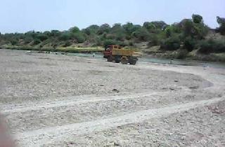 JCB leases pothole in Purna river bed | पूर्णा नदीपात्रात जेसीबीने रेतीचा उपसा JCB leases pothole in Purna river bed | पूर्णा नदीपात्रात जेसीबीने रेतीचा उपसा