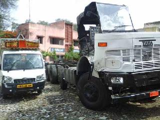 Truck hits APL Two killed | ट्रकची अँपेला धडक; दोन ठार Truck hits APL Two killed | ट्रकची अँपेला धडक; दोन ठार