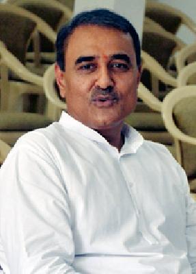 How do people's representatives work? | लोकप्रतिनिधीने नेमके कसे काम करावे? How do people's representatives work? | लोकप्रतिनिधीने नेमके कसे काम करावे?