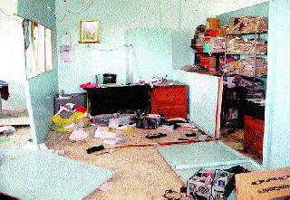 Attack on the power company's office | वीज कंपनीच्या कार्यालयावर हल्लाबोल