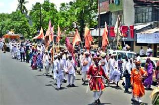 Saints of Saint Nivruttinath Palak, while walking towards Nashik Road Muktidham with a resting place. | नाशिकरोड मुक्तिधाम येथे विसावा घेऊन मार्गस्थ होताना श्री संत निवृत्तीनाथांची पालखी. Saints of Saint Nivruttinath Palak, while walking towards Nashik Road Muktidham with a resting place. | नाशिकरोड मुक्तिधाम येथे विसावा घेऊन मार्गस्थ होताना श्री संत निवृत्तीनाथांची पालखी.