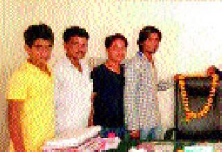 Neutral necklace | रिकाम्या खुर्चीला हार